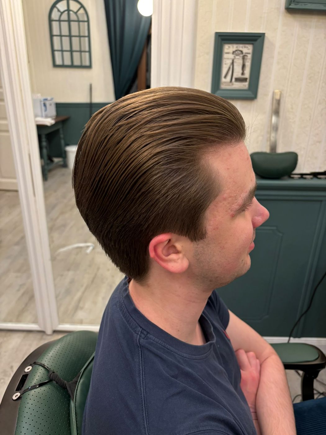 Pompadour clasic pieptănat spre spate